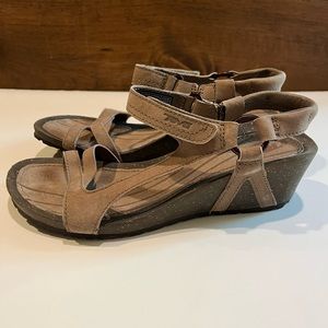 TEVA ladies heeled sandals - aize 6.5M taupe/brown soft leather? sandals